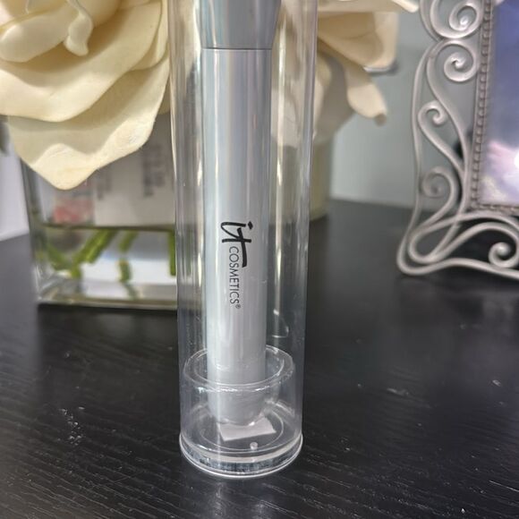 IT Cosmetics CC+ Angled Buffing Foundation Brush- Discontinued! Airbrush finish - Picture 3 of 4